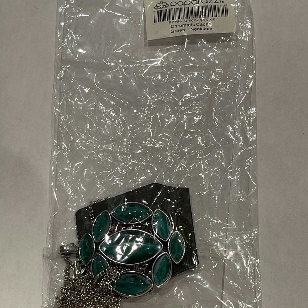 NWT Paparazzi Chromatic Cache Green Necklace & Earring Set - Picture 2 of 4